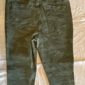 Sanctuary Khaki green camo jeans 12/31